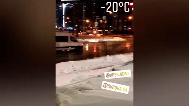 В Красноярске в районе «Планеты» из-за засора канализации затопило дорогу смотреть онлайн