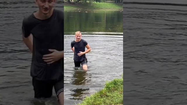 Упал в воду во время сальто #паркур #сальто #вода #сальтовводу #упал смотреть онлайн