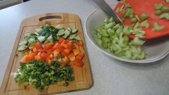 Салат из свежих овощей с сельдереем. Сплошные витамины. смотреть онлайн