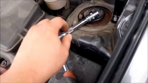 Монтаж газового упора капота Autoinnovation на Mitsubishi Outlander 1