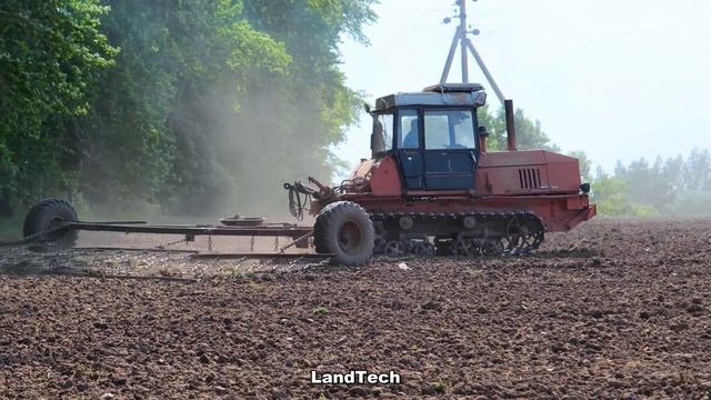 Боронование пашни на редком гусеничном тракторе ВТ-100