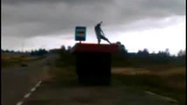 танец на автобусной остановке смотреть онлайн
