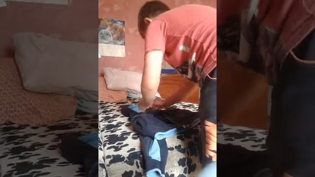 Как мржно сложить мастерку и шорты или штаны и не занять много места смотреть онлайн