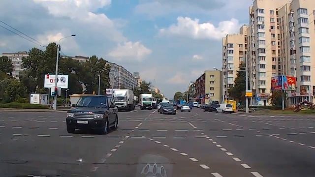 Минск, Range Rover едет на красный не смущаясь смотреть онлайн