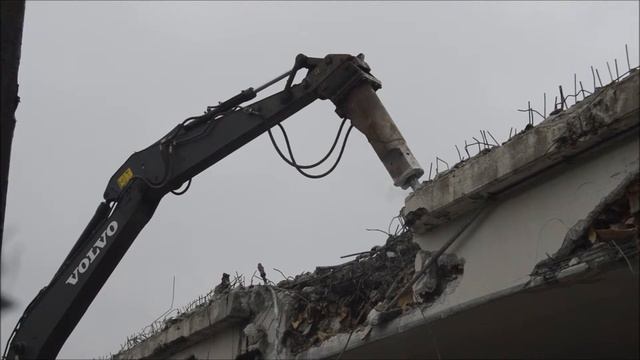 Volvo EC220DL (#1) w/ Hydraulic Hammer At Work смотреть онлайн