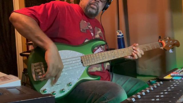 Ernie Ball MusicMan StingRay Special 5 смотреть онлайн