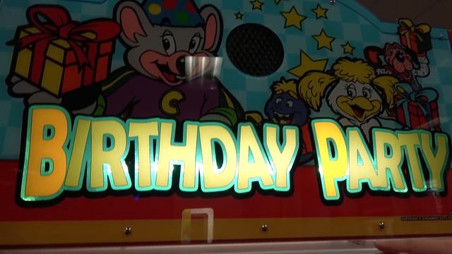 CHUCK E. CHEESE ARCADE CHALLENGE!!! Parents VS. Kids! смотреть онлайн