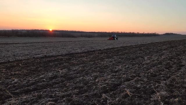 Продолжаем глубокое рыхление. - 7°С 25.11.21 р.#обработкапочвы #глубокорыхлитель смотреть онлайн