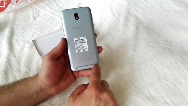 Samsung Galaxy J7 (2017). Что же внутри? Распаковка и первое включение. смотреть онлайн