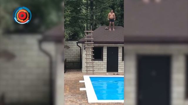 Мужчина прыгнул в бассейн