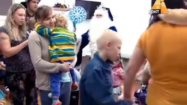 Новогодний праздник в детской больнице. Акция "С миру по елке". смотреть онлайн