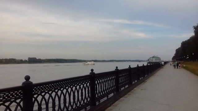 Видео: Катер плывет по реке смотреть онлайн