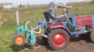 Минитрактор КМЗ 012 копка картошки
