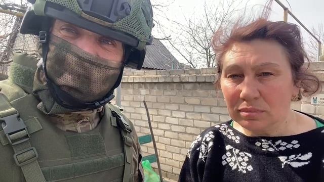 В Новодружеске передали продуктовые пакеты. Жители попросили привезти лекарства. Работаем! смотреть онлайн