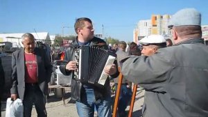 Таланты на улице: Соло на баяне для барахолки (Барнаул-2016)