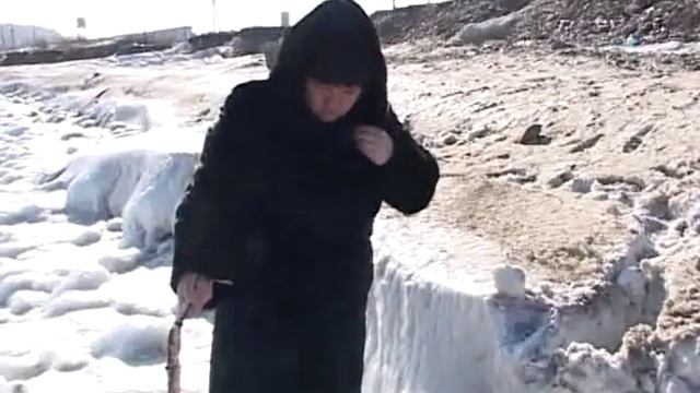 В районе бухты Патрокл ловят краба обычной палкой смотреть онлайн