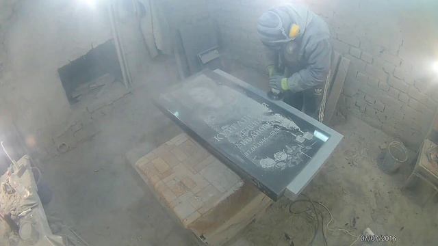 Простая и красивая резка на гранитном памятнике. смотреть онлайн