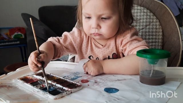 Дети и краски. Самира познает рисование))) смотреть онлайн