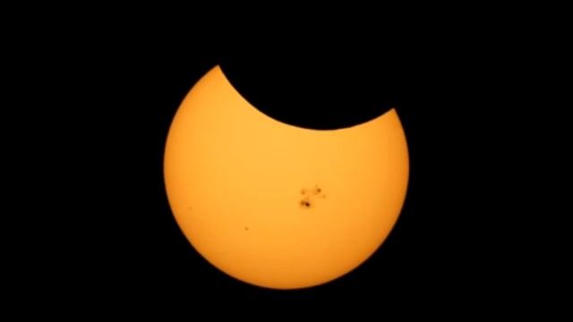 Частичное солнечное затмение 23/24 Октября 2014 от начала до максимальной фазы смотреть онлайн