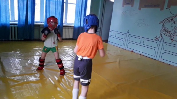 Подготовка к ММА.  (Марк Синий шлем 7 лет. Игорь 8 лет). Лёгкий спаринг.