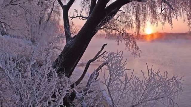 ЗАСМОТРЕЛАСЬ В ОКОШКО Я ЗИМНЕЕ