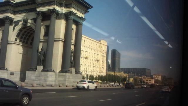 Прибытие на автобусе КМ к метро "Парк Победы" и высадка толпы пассажиров смотреть онлайн