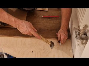 Укладка инженерной доски на фанеру с пробкой вместо плинтуса