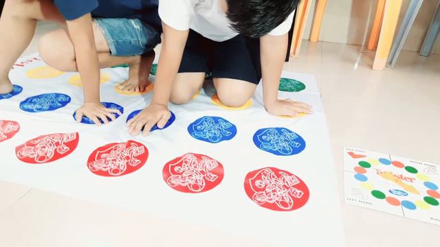Playing The Twister Game || Hasbro Games Twister Game | With ALIMA KIDS смотреть онлайн
