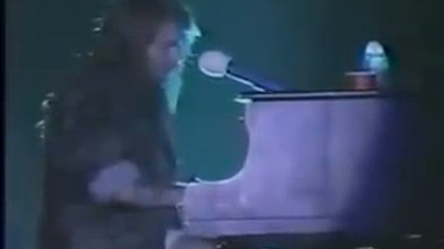 Guns 'N' Roses - Axl Rose piano solo смотреть онлайн