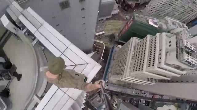 Парень на крыше небоскреба катается на гироскутере и выполняет трюки смотреть онлайн