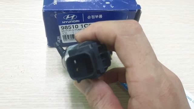 985101C500 Mô tơ xịt nước rửa kính Kia Forte, Hyundai Getz