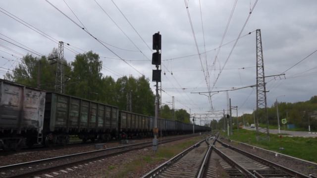 "Зелёный баян!" ВЛ11-025/030Б с грузовым поездом проезжает станцию Яхрома. смотреть онлайн