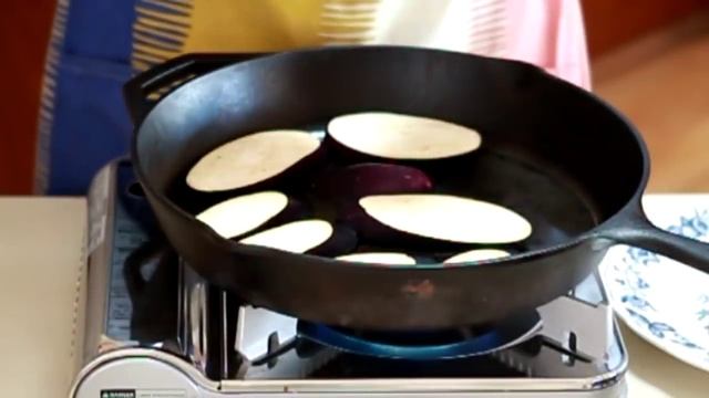 Рецепт: Жаренные Баклажаны с Помидорами | Кухня "Дель Норте" смотреть онлайн