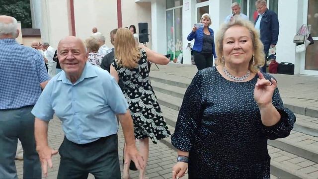3.09.23г..."А ВИШНЯ ??КРАСНАЯ"...на танцполе в Гомельском парке... смотреть онлайн