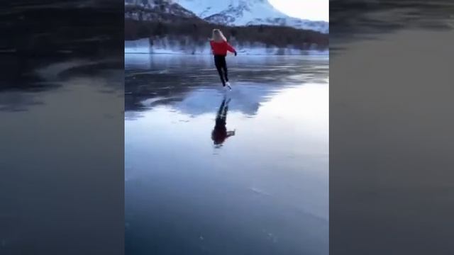 Красивое катание на коньках по льду озера....... смотреть онлайн