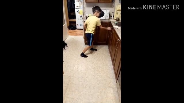 Лайфхак как быстро убрать пакеты с пола смотреть онлайн