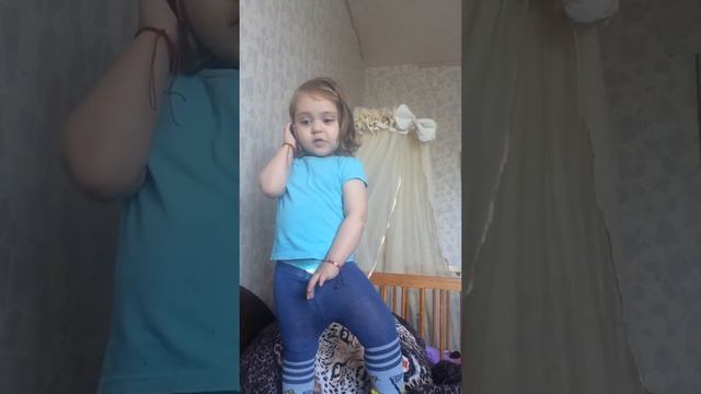 Милана звонит папе )) смотреть онлайн
