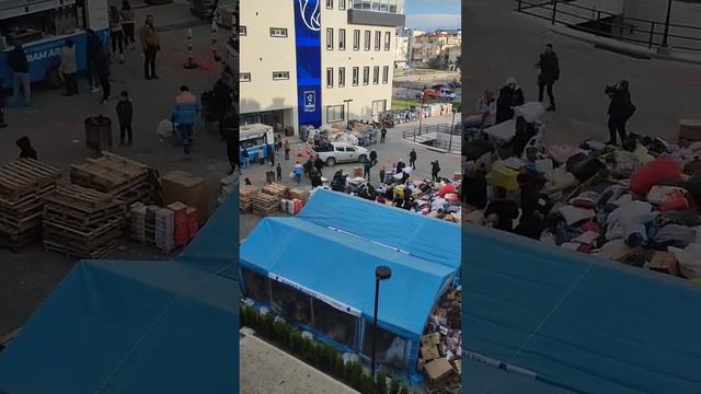 В Кушадасы продолжается сбор помощи пострадавшим от землетрясений в Турции. #турция #землетрясение смотреть онлайн