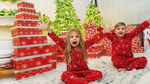 Diana and Roma Pretend Play Opening Christmas Presents