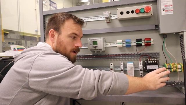 Allen Bradley PLC - Intro to wiring the PLC смотреть онлайн