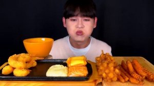 Спагетти со сливками Сам?Хот-дог с моцареллой и острым жареным картофелем Жареные креветки Курица н