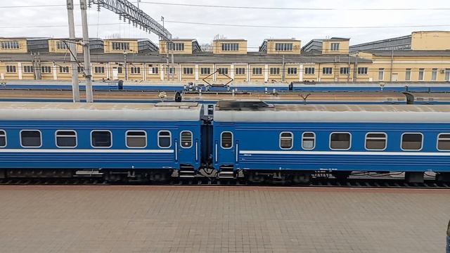 Тепловоз ТЭП-70-0208 с поездом номер 55Б Москва-Гомель прибывает на станцию Гомель смотреть онлайн