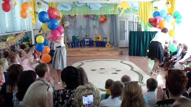 Танец воспитателей на выпускном смотреть онлайн