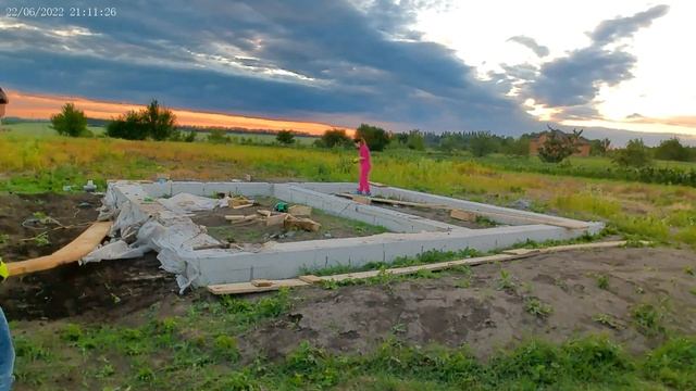 Разборка опалубки после заливки фундамента/formwork dismantling смотреть онлайн