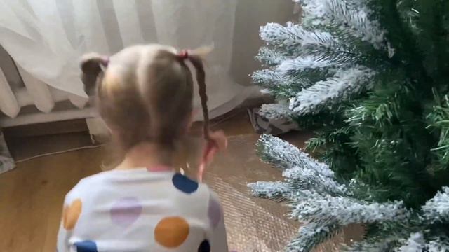 Как заснежить елку? Сделать искусственный снег? Смотри видео, мы вам покажем. смотреть онлайн