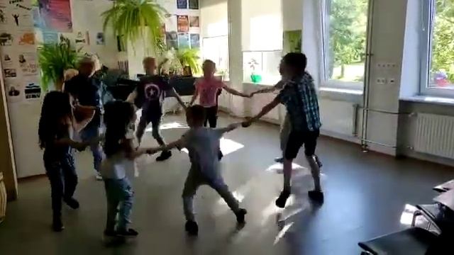 Танцуем польку, аккомпанирует Амелия :) 17 июня 2022 смотреть онлайн