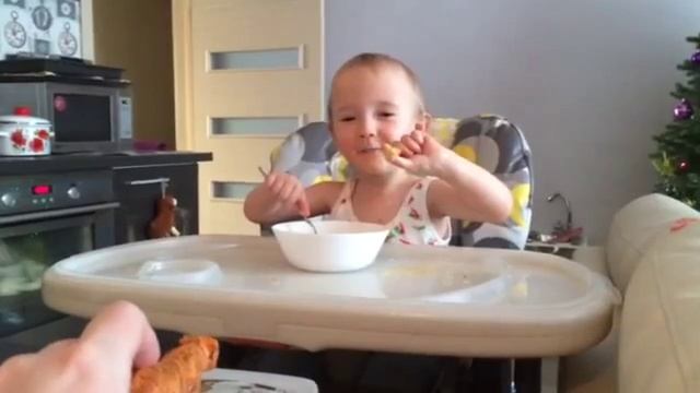 Уплетает суп со сливками из лука порея