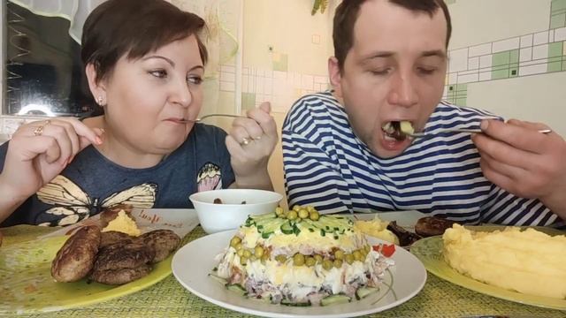 Мукбанг Котлеты разные? салат