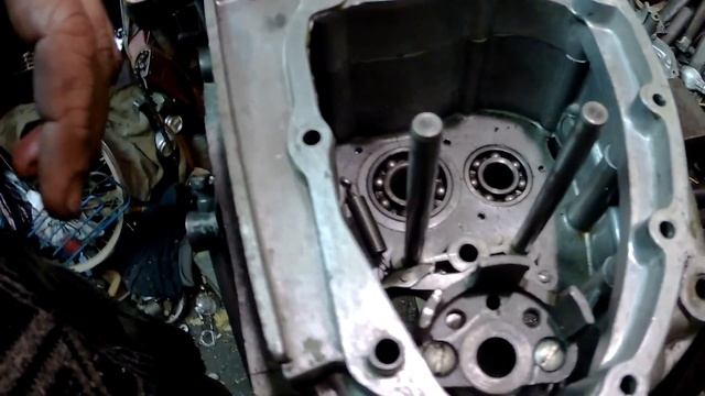 Двигатель ИЖ Планета!! ПОДРОБНАЯ СБОРКА КПП : сборка-регулировка коробки передач. (Ч-2) смотреть онлайн