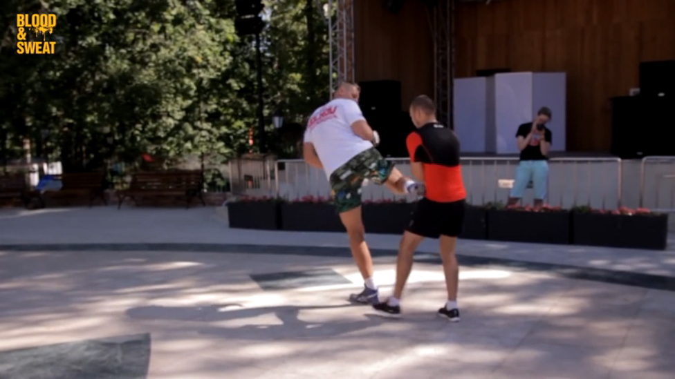 Александр Волков. Как бить вертушку (удар ногой с разворота). Alex Drago Volkov. Spinning back kick. смотреть онлайн